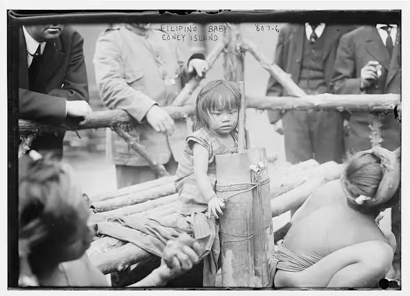 1904年，美国政府把来自十几个部落的约1300名菲律宾人运到圣路易斯世界博览会