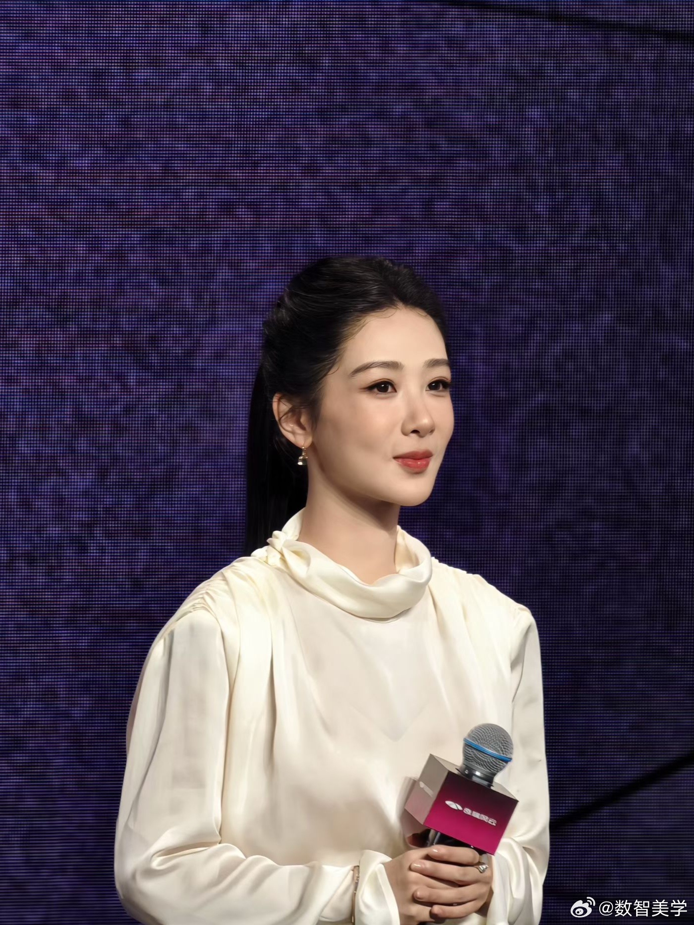 现场看台上的杨紫气质非常好，奇瑞风云是会挑代言人的～和风云A9合拍的你最好看