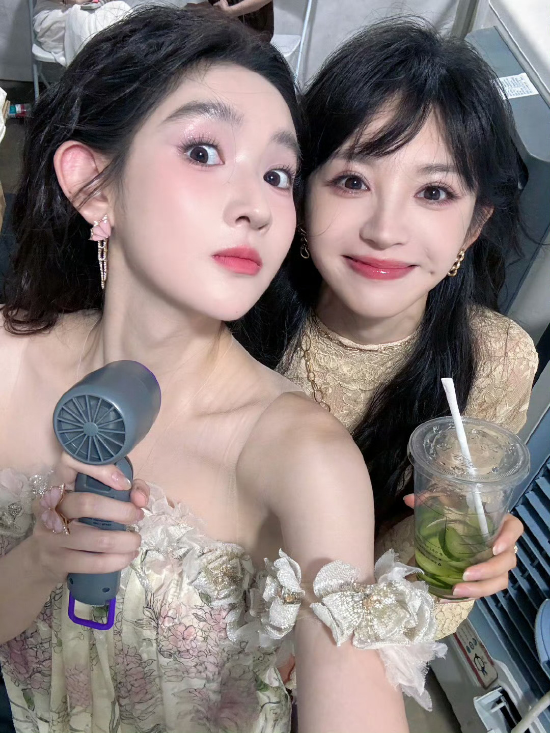 王玉雯田曦薇合照王玉雯田曦薇合照，美女贴贴超美的[哇]爱了爱了 ​​​