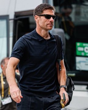 哈维·阿隆索在执教期间未能与球员建立联系，失去了他们的信任。但阿韦洛亚为更衣室带