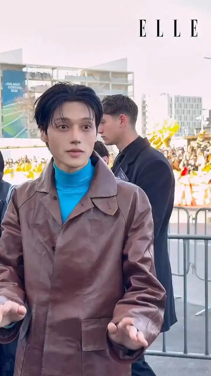 郑友荣Prada大秀 继承了同为电视机家族的朴综星的那套衣服 打几分prada大