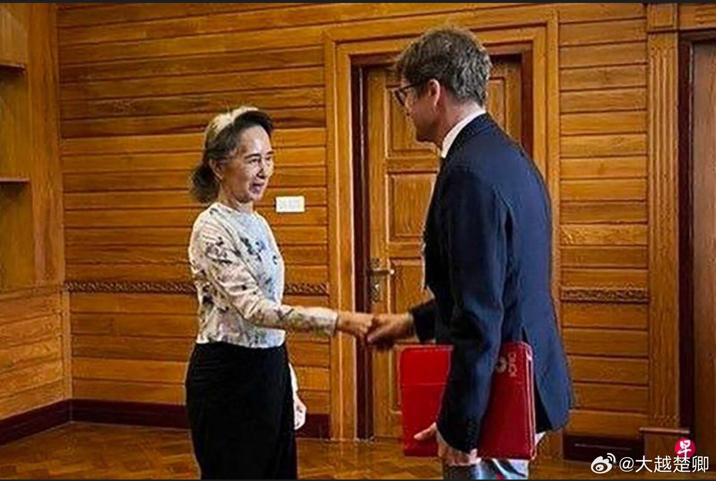 81岁的昂山素季在内比都与国际红会代表会面。 