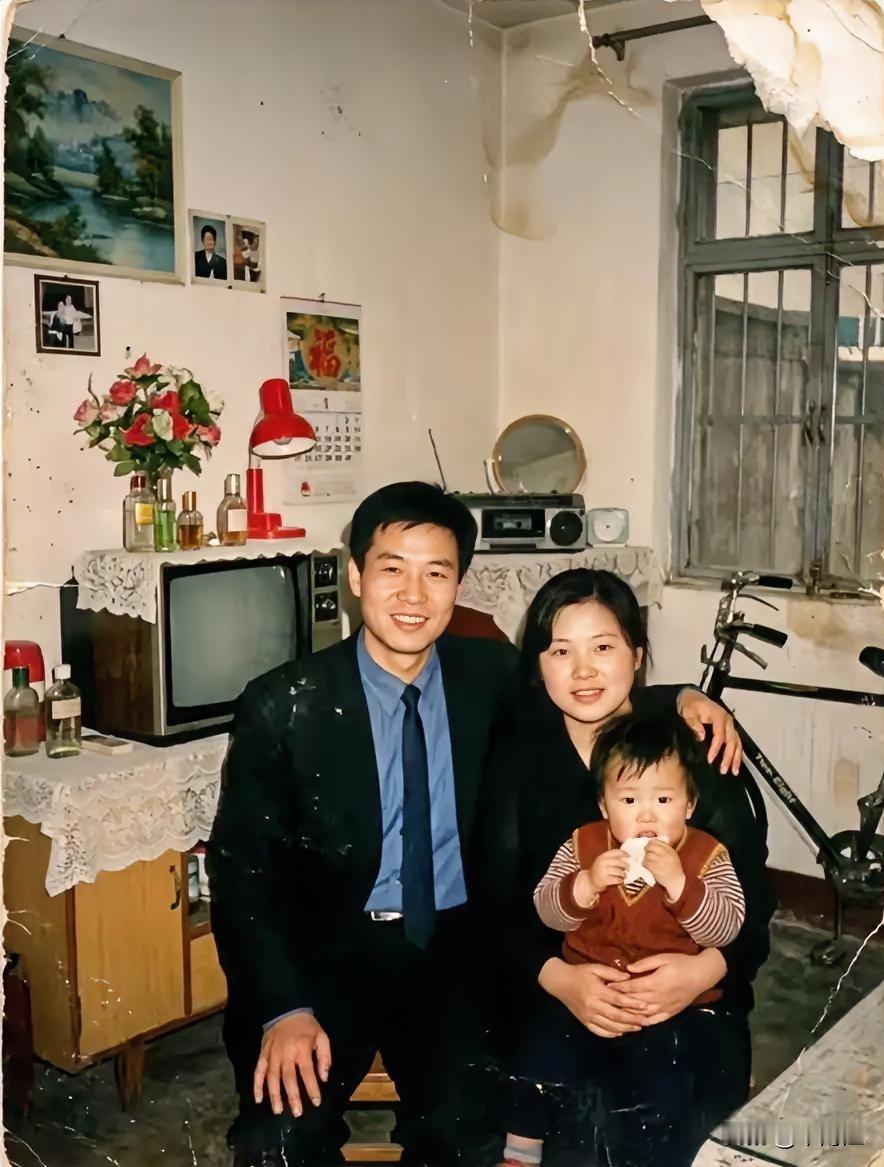 一台彩色电视机，一张电视柜，一辆自行车，一台录音机、一盏台灯、一个茶机，构成了上