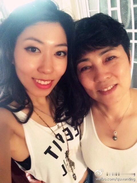 其实曲婉婷长得确实像她爸妈，她爸妈虽然都不是好人，但外表还过得去，为什么曲……