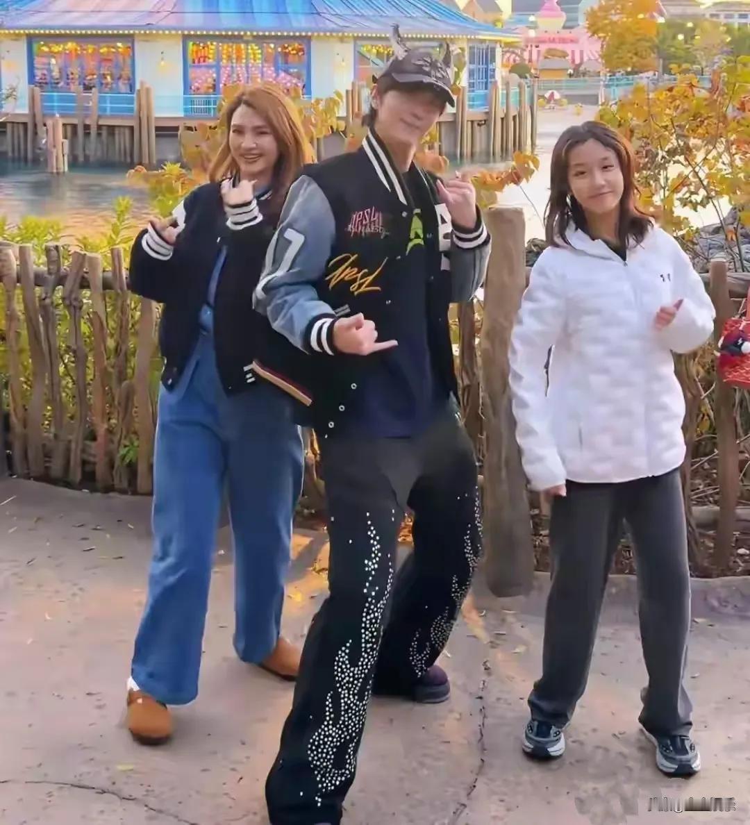 近日，洪欣在社交平台分享了一段带娃跳舞的视频，画面温馨有爱。视频里，11岁的女儿