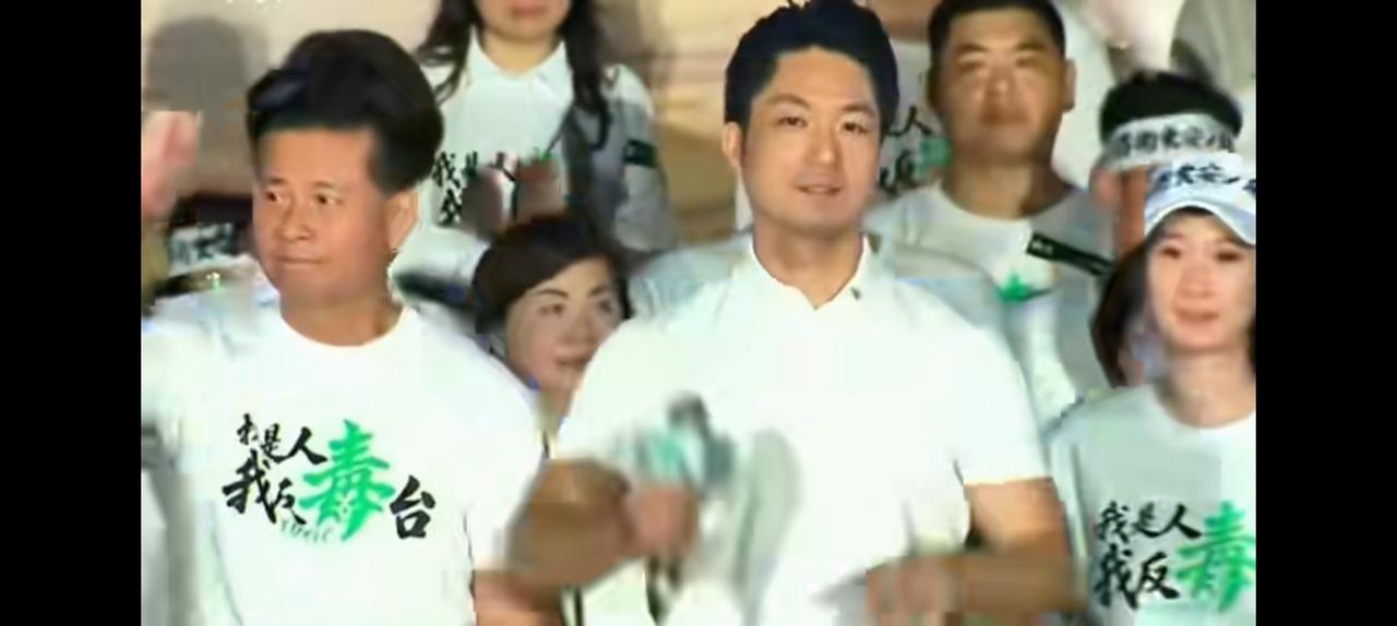 台湾毒油事件持续发酵，蒋万安已经冲上街头。
中联油脂”大豆色拉油致癌物（苯并芘）