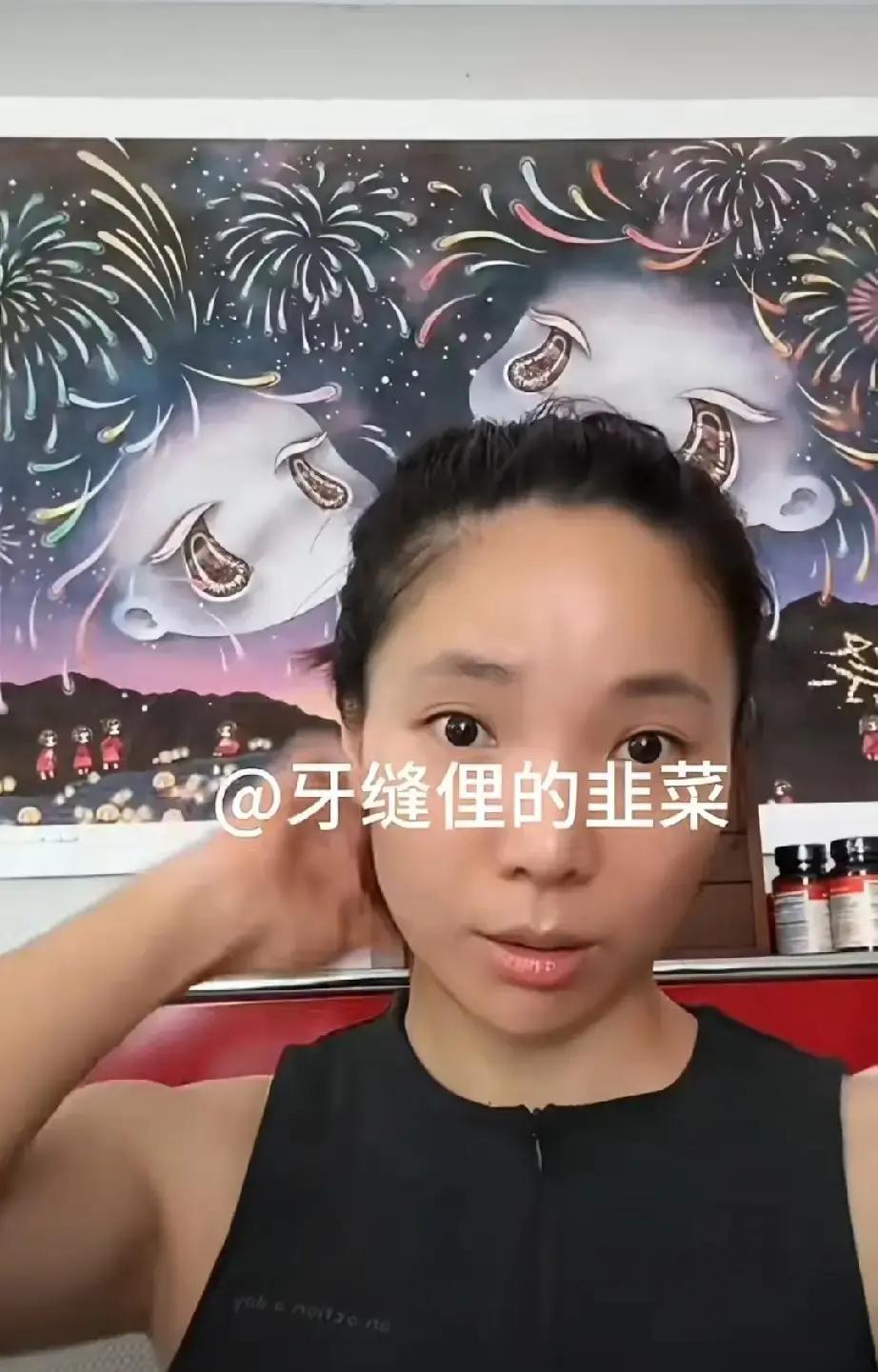 张婉婷把宋宁峰当玩具。

她直播时笑到弯腰，学自己一脚把跪着的宋宁峰踹出三米远。