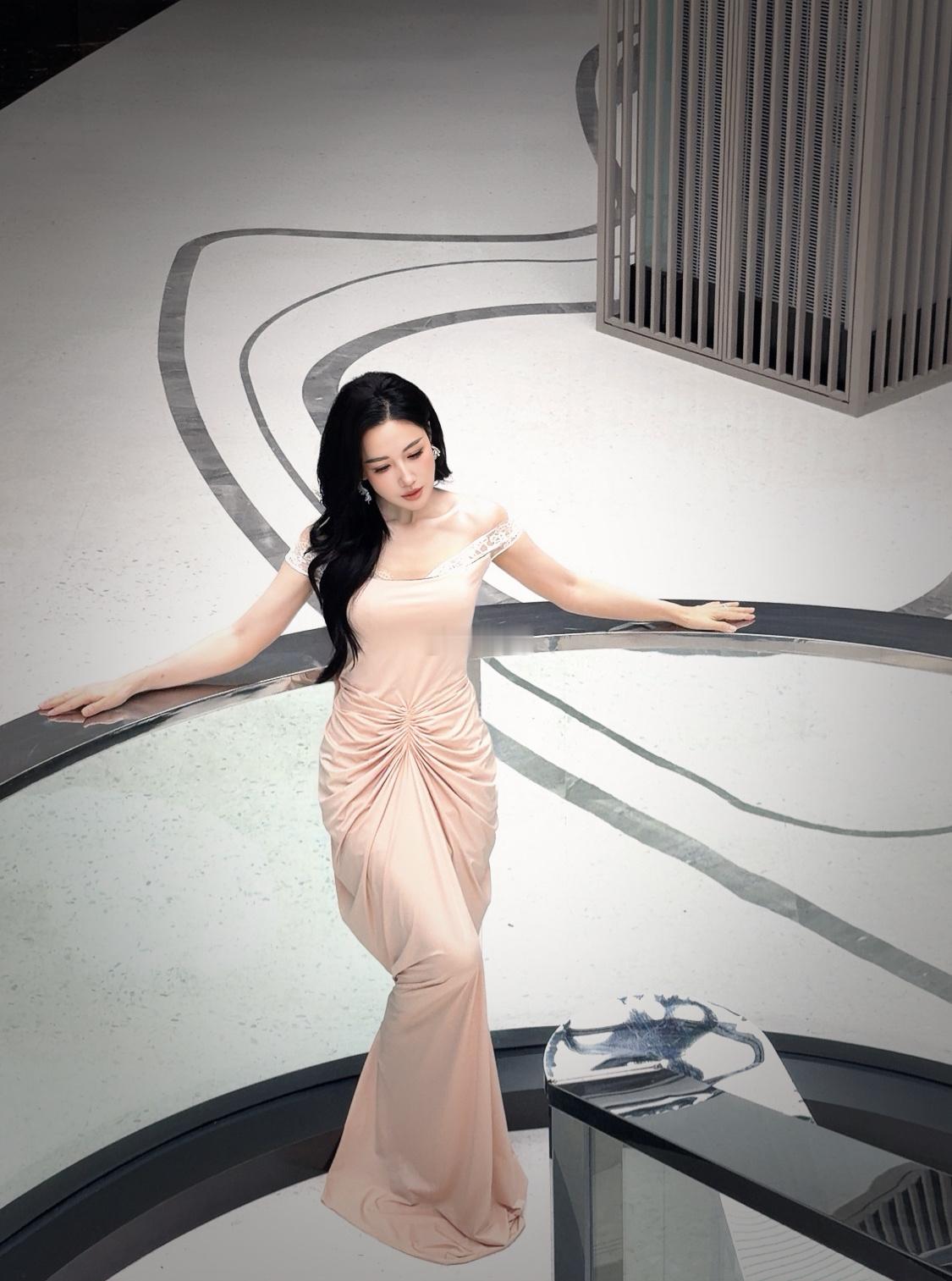 李施嬅没去浪姐却又弹又唱李施嬅弹唱周杰伦新歌 李施嬅随手一弹就这么有感觉，周杰伦