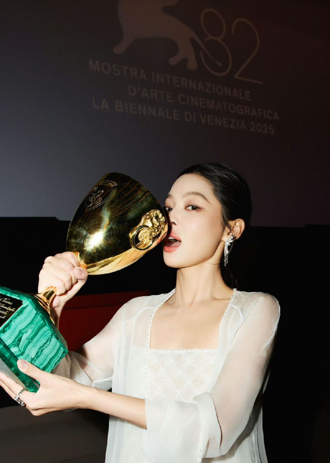 辛芷蕾收到女演员们集体祝福 辛芷蕾新浪娱乐专访 据透露，获得威尼斯影后荣誉后，她