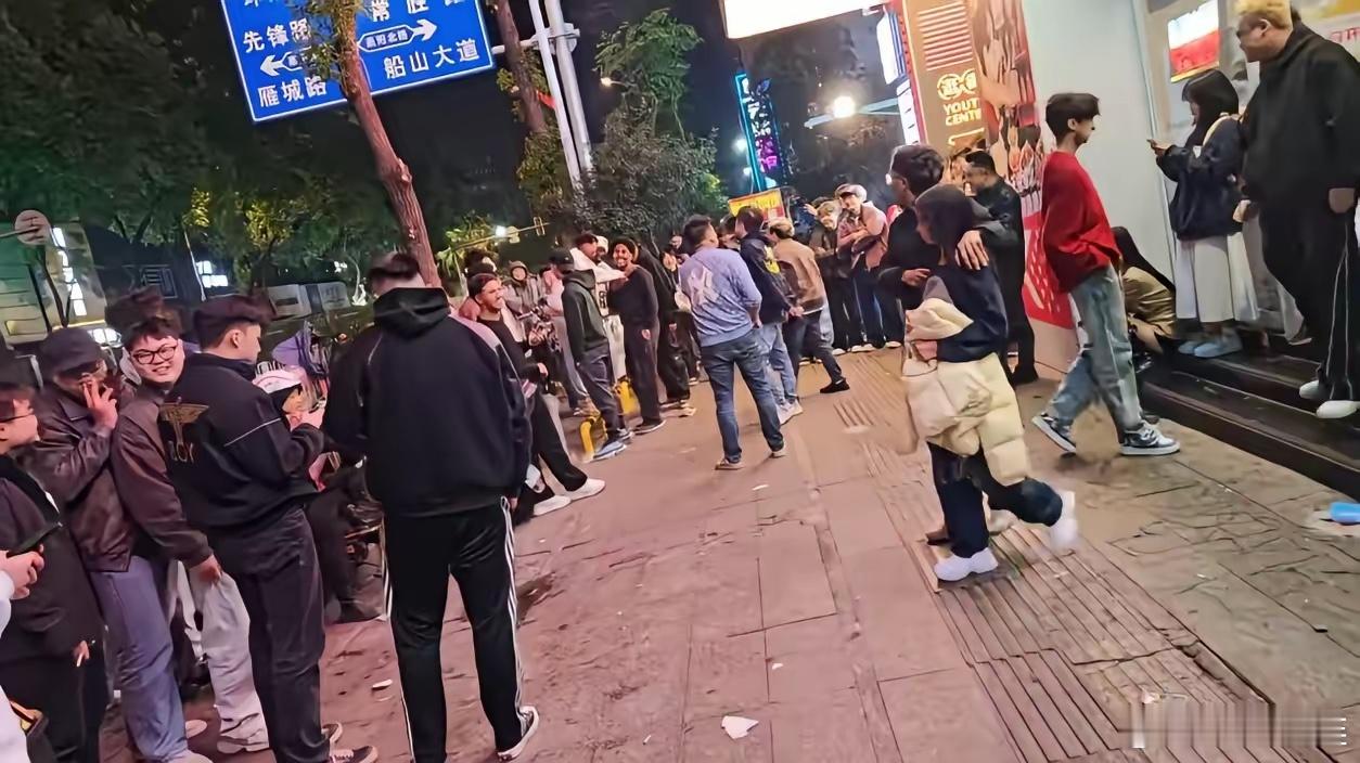 湖南某酒吧门口，小伙子们就把门口唱着阳光彩虹小白马硬刚老外。很多老外来中国就是想