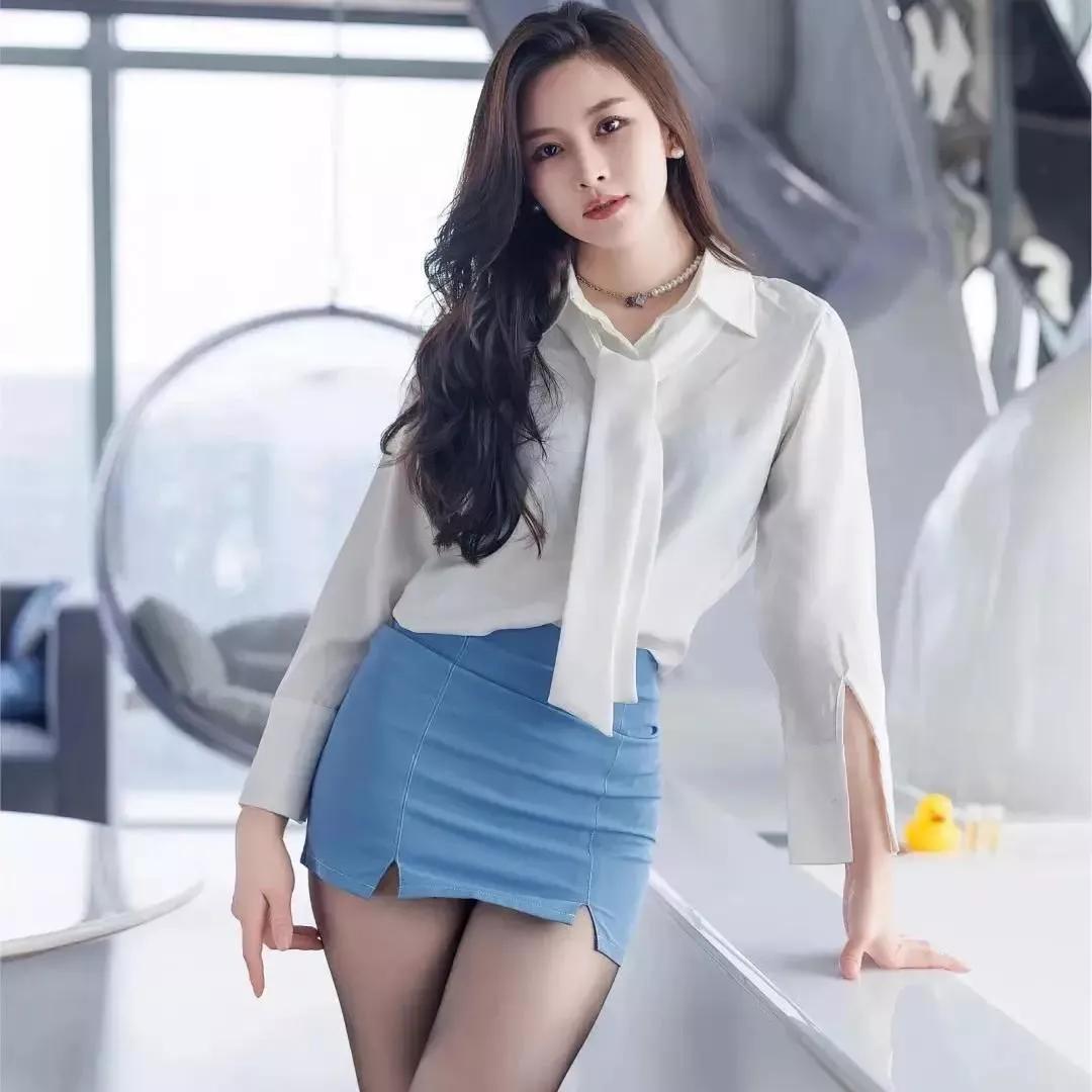 都市丽人穿搭指南：优雅衬衫+高腰短裙，简约不失时尚感白衬衫裙穿搭 条纹衬衫裙穿搭