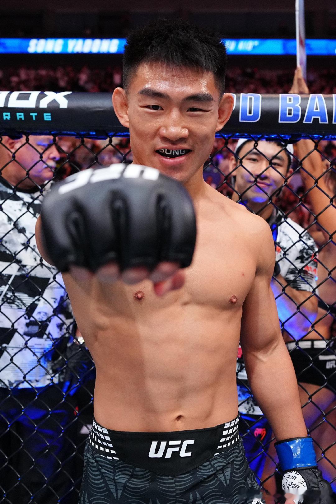 宋亚东那个少年回来了 发博晒图：“那个少年回来了 ​​​”在昨日的UFC格斗之夜