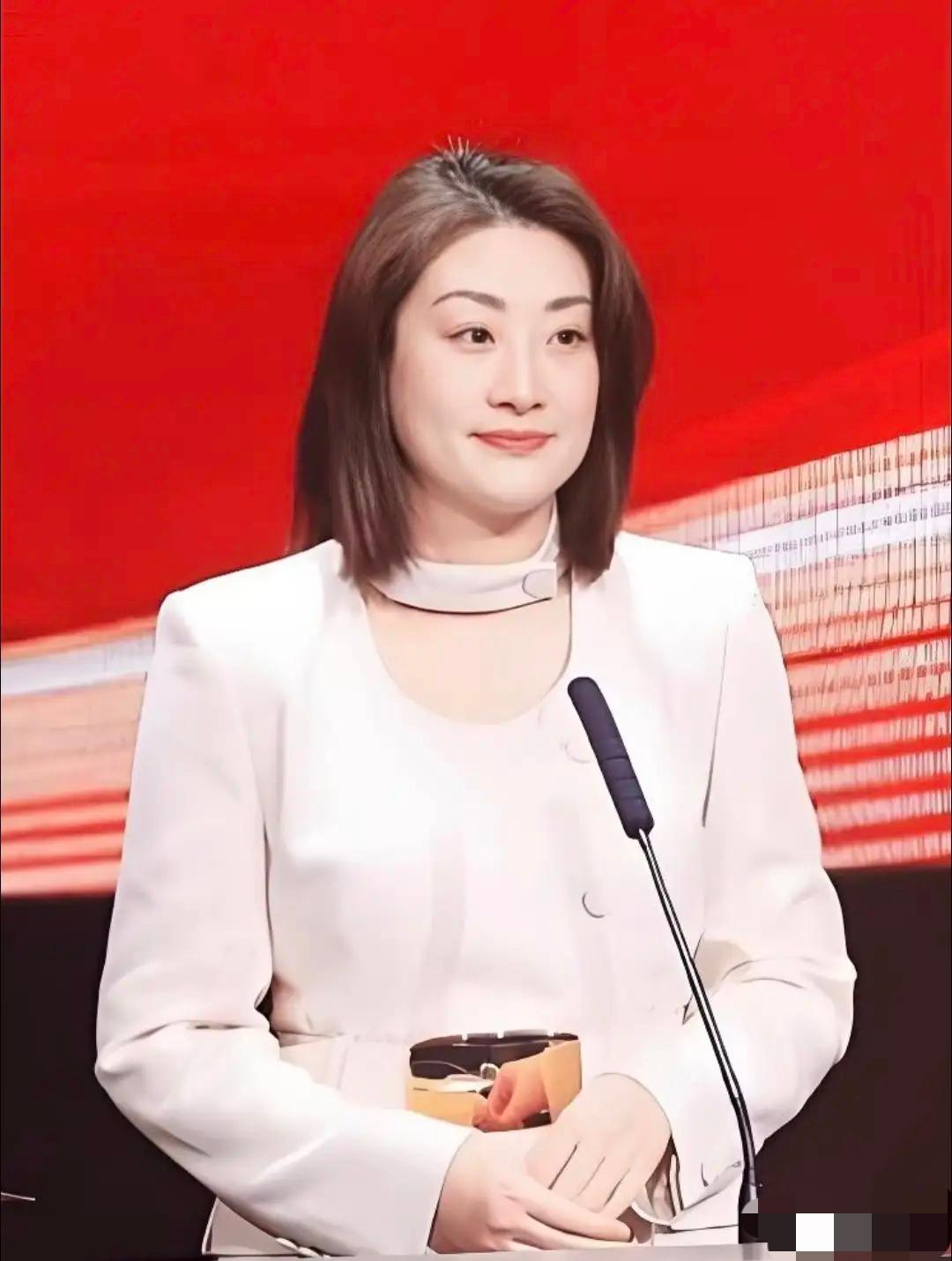 宗馥莉这次是真狠啊，
新饮料“果然啵啵”上市，
包装上翻遍，“娃哈哈”三个字一个
