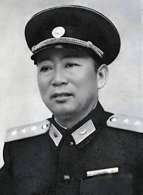 刘亚楼，原名刘振东，1910年出生于福建武平一个贫苦农民家庭。1929年，他投身