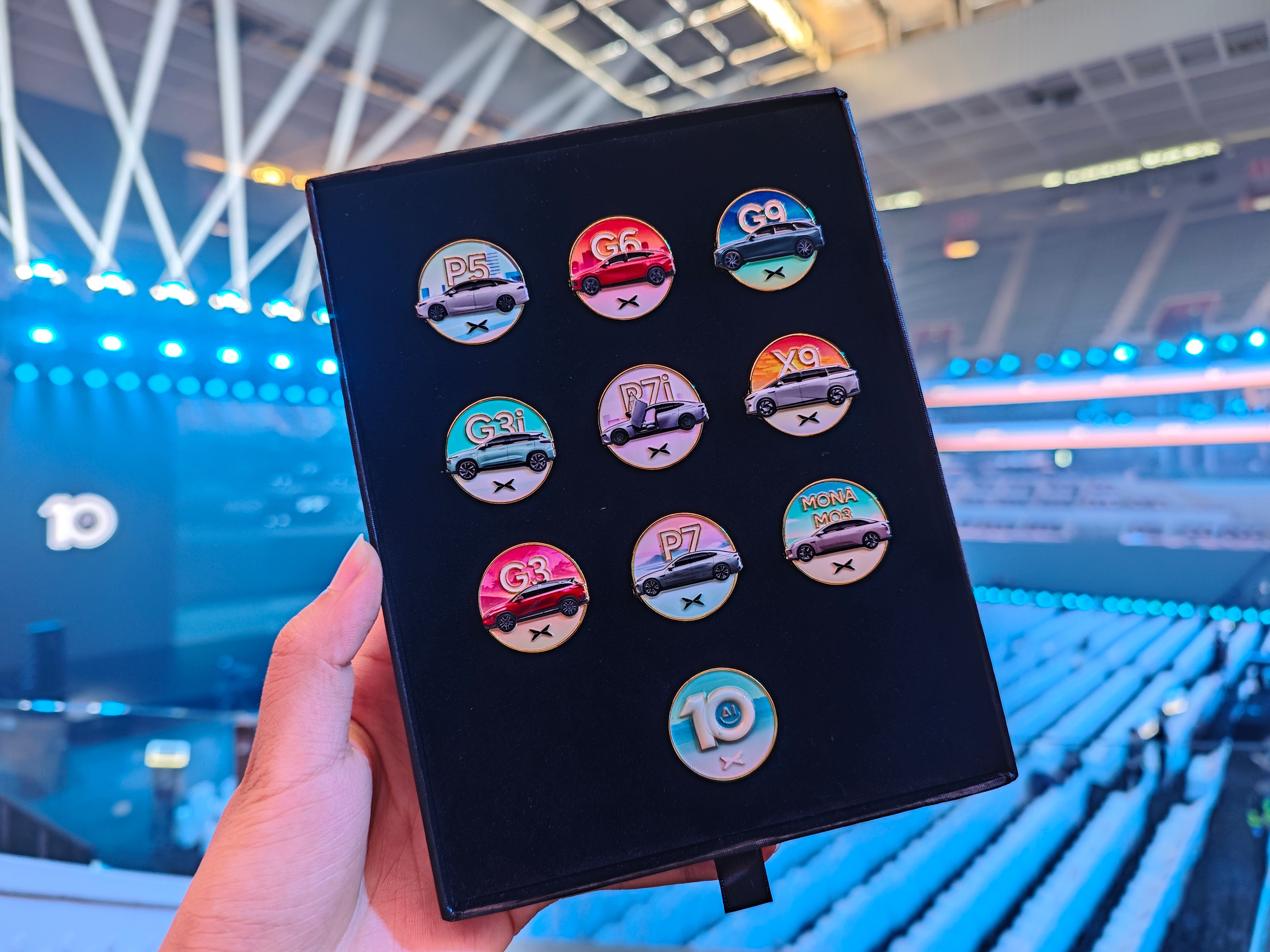 小鹏MONA 03发布会的伴手礼做的真不错啊，我的工位上又能多一套摆件了[舔屏]