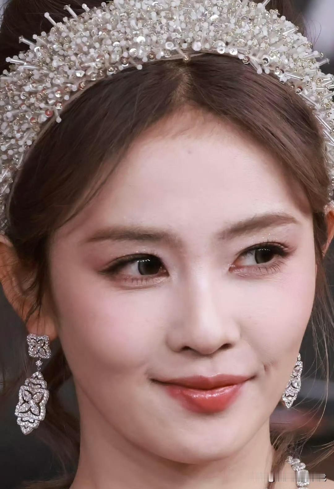 白鹿怼脸拍，皮肤真好