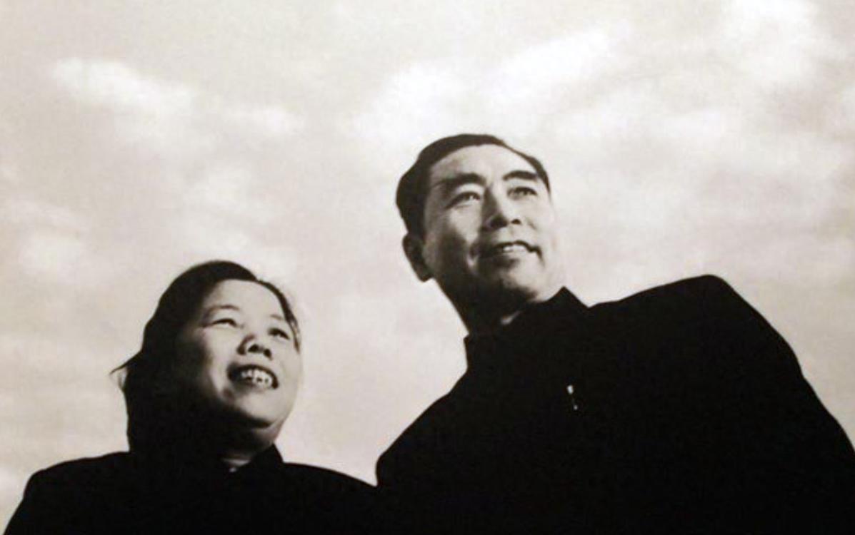 1949年周总理搬到北京时为何选西花厅居住？邓颖超坦言这样做有两个重要原因
一九