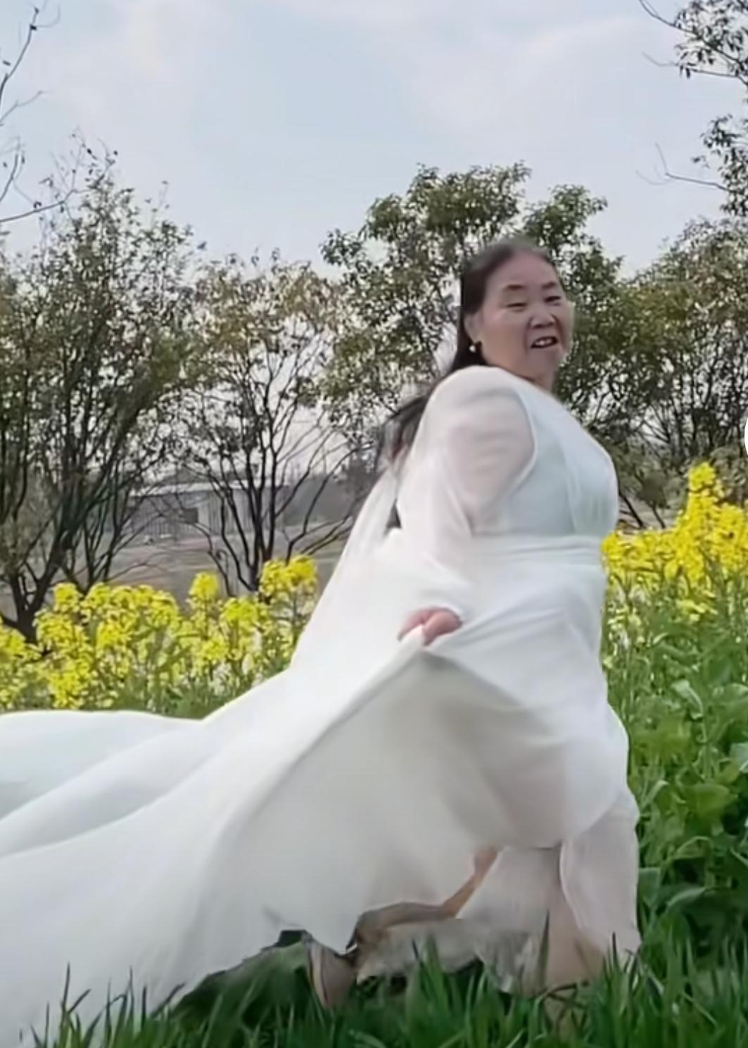 我的天呐！别人穿上婚纱宛如天仙，大妈您穿上婚纱却着实有些吓人。
春天来临，万物复