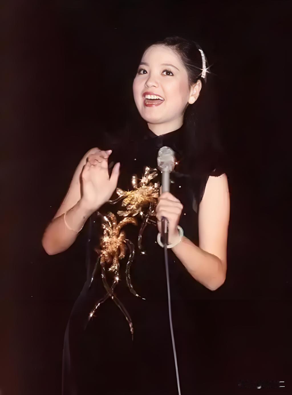 邓丽君一生温柔善良、待人真诚，歌声治愈了无数人，却始终没能治愈自己的感情归宿。