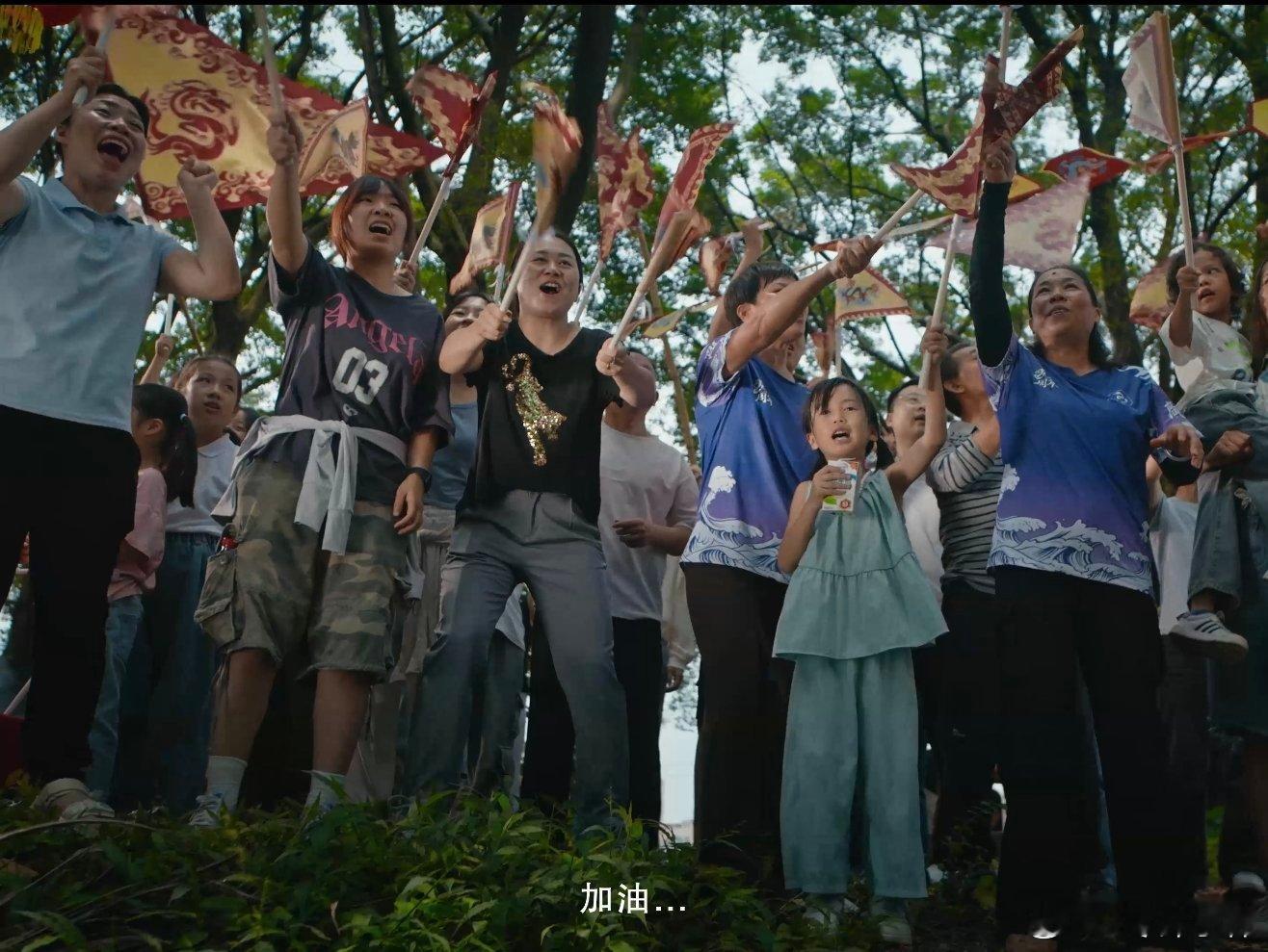 端午节广东人有自己的F1 刷短视频反复回看广东龙船片段，简单河道玩出顶级赛事既视