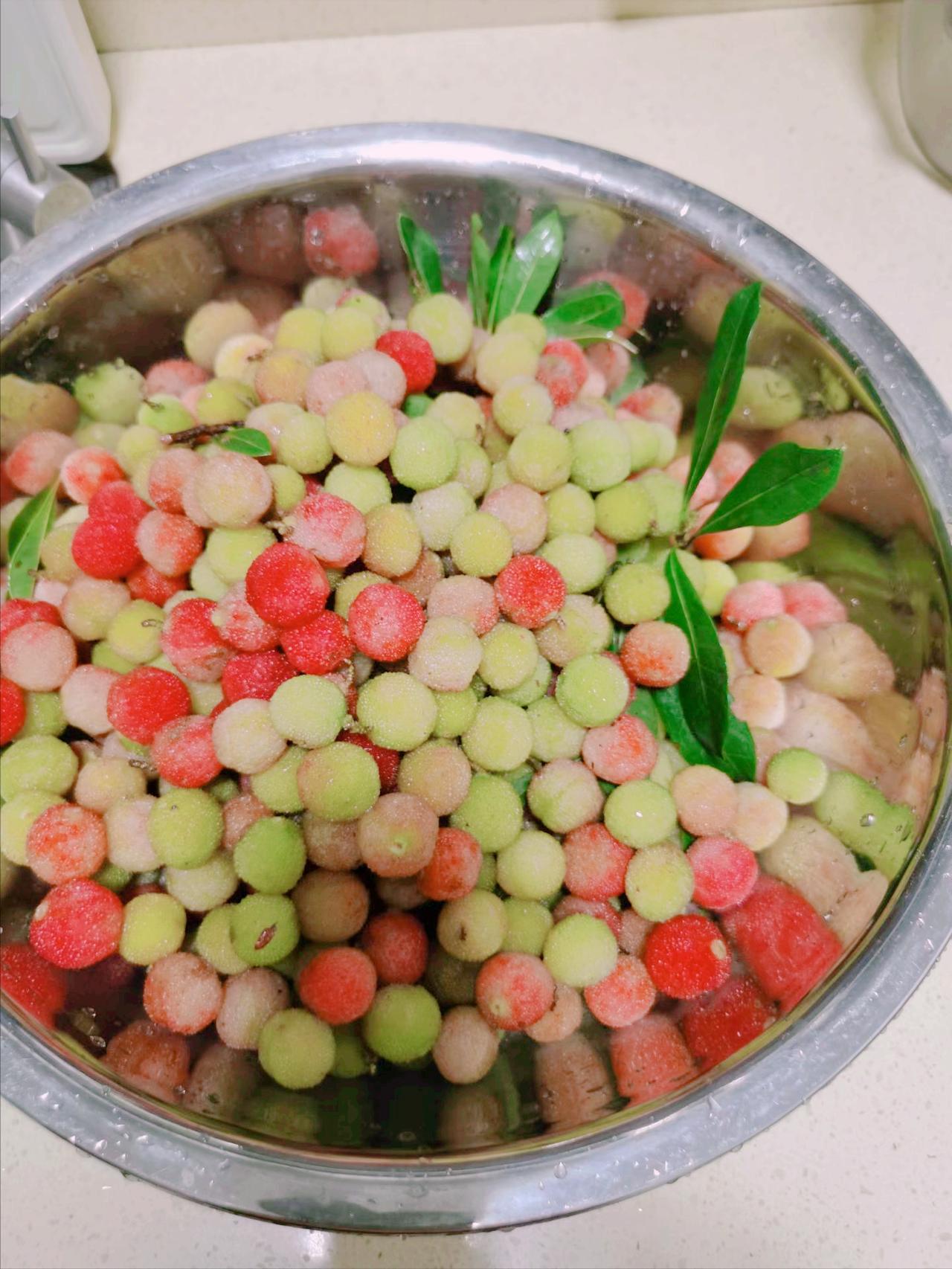 女儿说想要吃新鲜杨梅，闺蜜特意带着我一起来到漳州的小山坡采摘野生纯天然的杨梅。野
