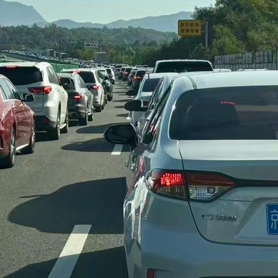 500公里十起事故，造成大堵车。全因超车、并道，同样的问题年年重演。