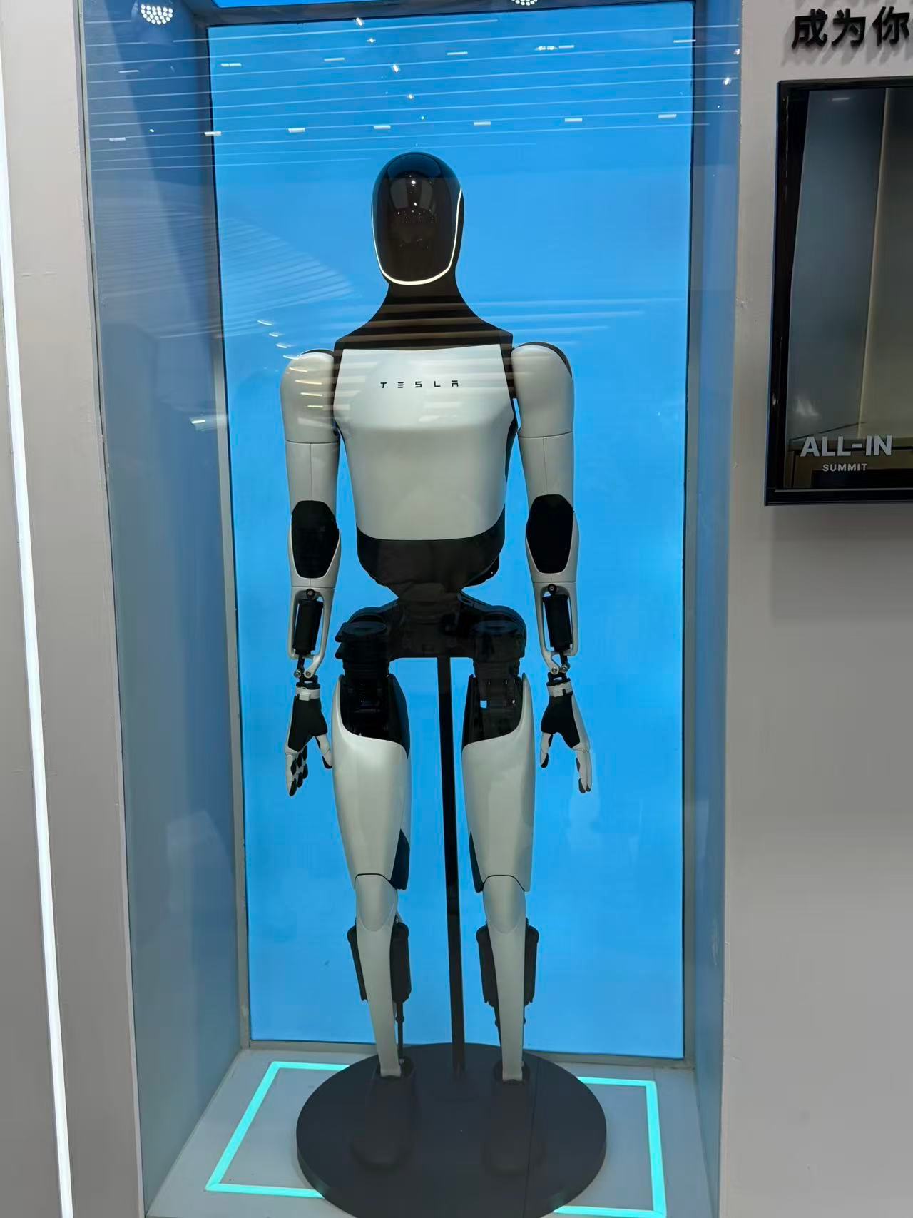 awe 展上特斯拉的cybertruck 依旧抢眼大v聊车