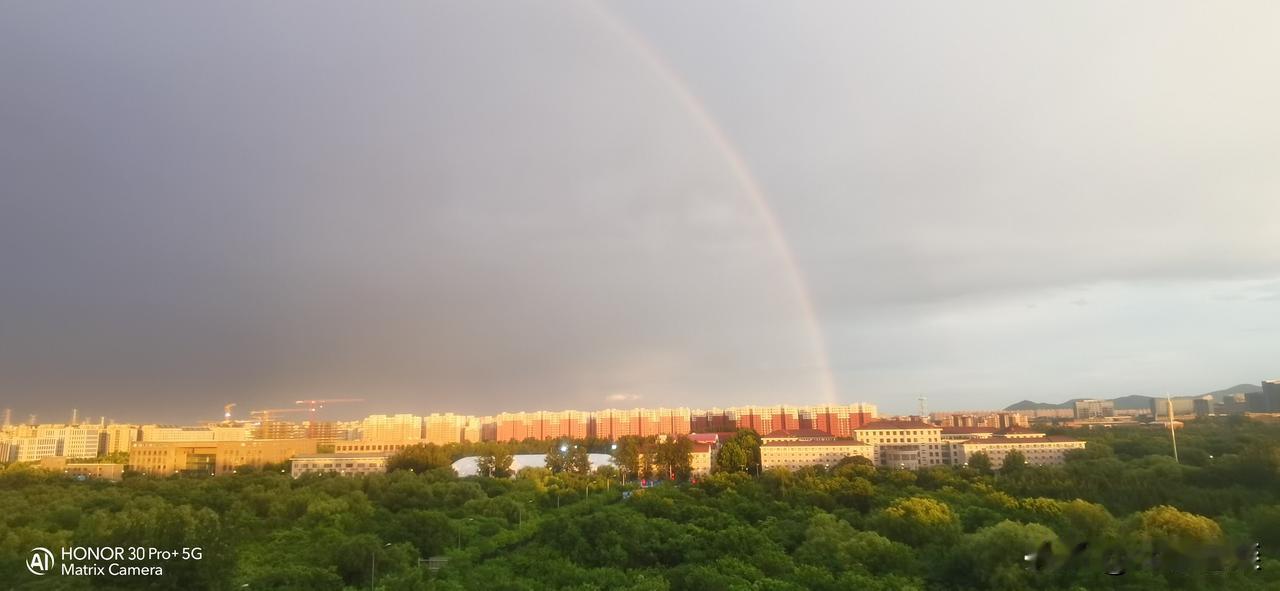 风雨过后见彩虹。
   下午6点左右，海淀区偏北方向，电闪雷鸣，连风带雨，路上的