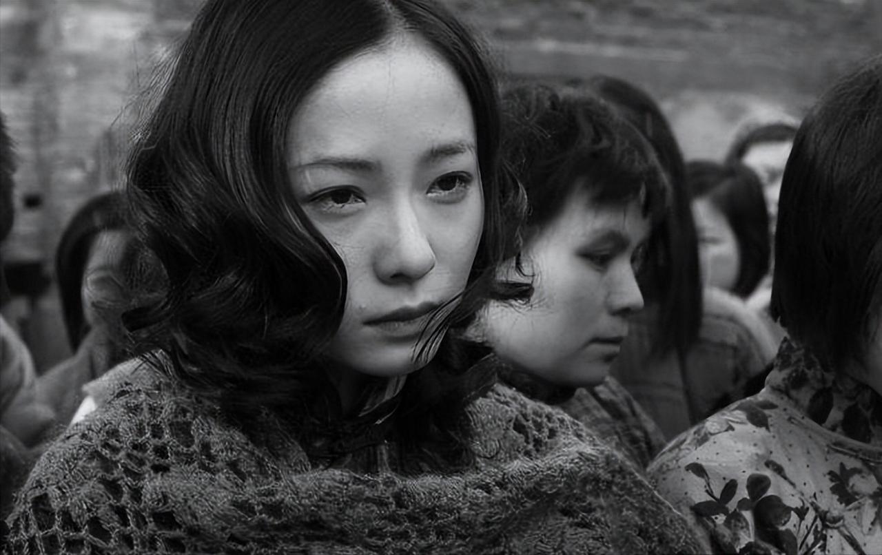 [太阳]1940年，身为有夫之妇的袁竹林被日本兵强奸，怀孕之后，日本兵让她躺下，