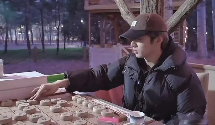 刘耀文下象棋秒杀黄子韬黄子韬被刘耀文秒杀 象棋局反转不断！刘耀文实力秒杀，黄子韬