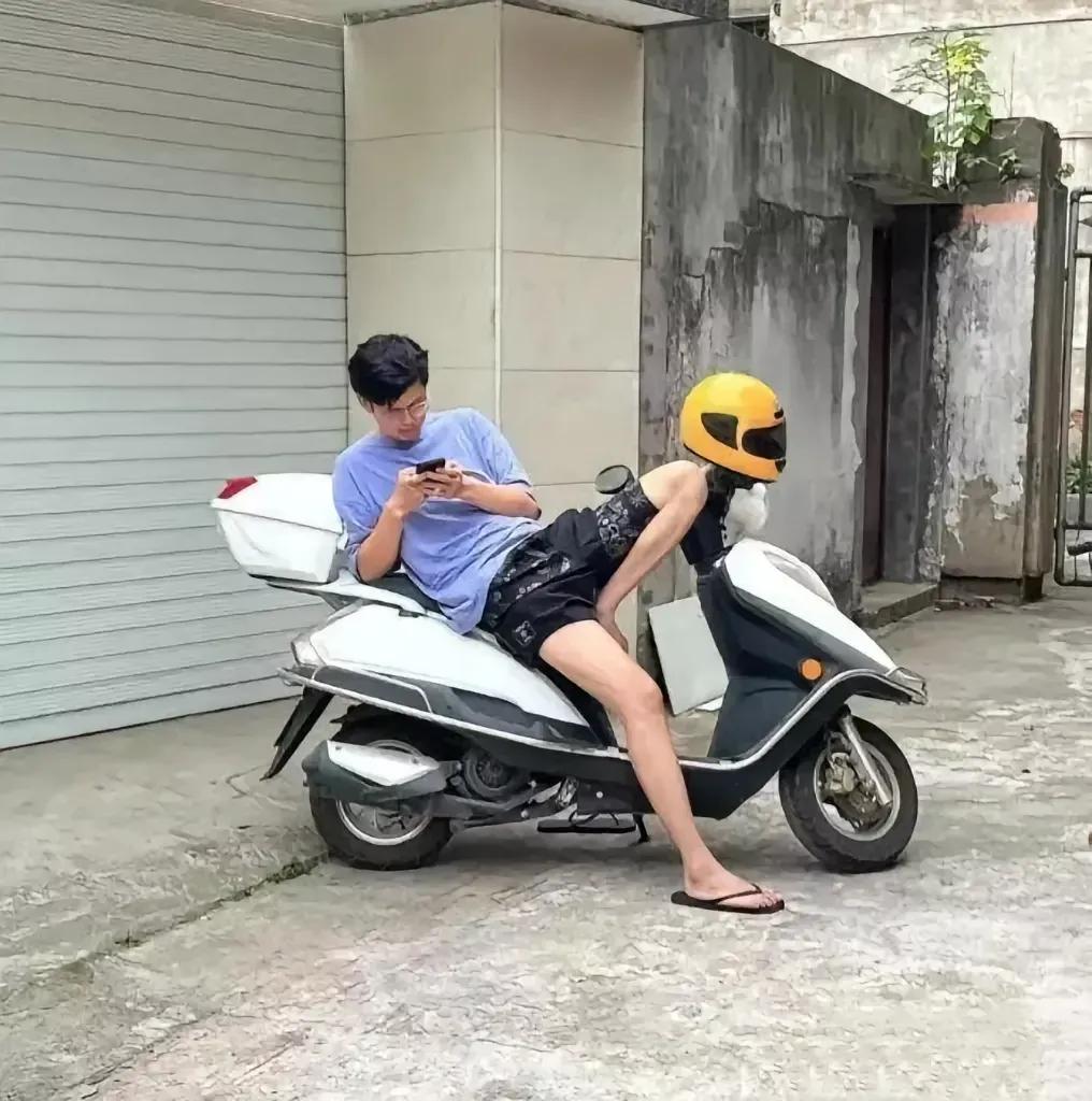 一男一女？？这张照片儿确实很有意思。