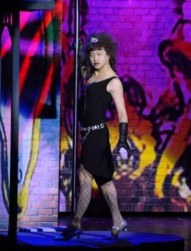 谁还记得邓超在电影中的男扮女装一段歌舞表演让人笑得绝倒。没想到，邓超的现场表演能