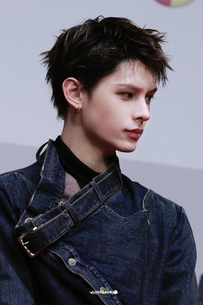 赵雨凡JAMES  🦅 每日一善 每一个人都可以成为生活中的阳光。用我们的微笑