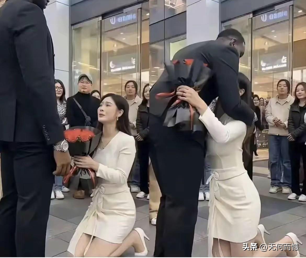 正常惯例来说，都应该是男孩向女孩求婚，一般来说都是单腿着地，献上鲜花，可是这个女