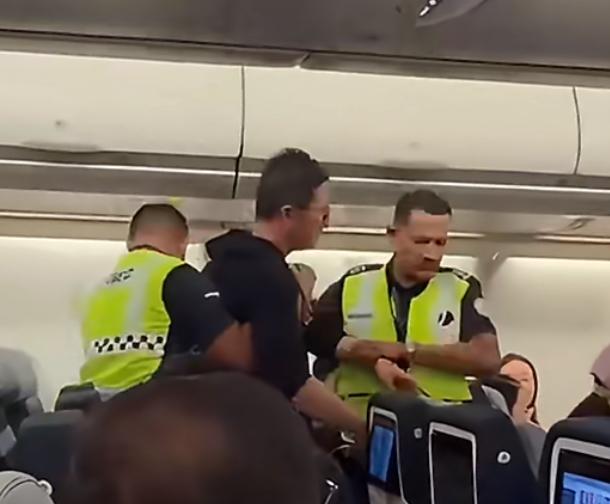 真丢脸，小仙男在马来西亚飞机上性骚扰空姐，竟然胡扯什么中马关系很好为自己开脱，声