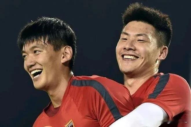 从两人的特点理性分析颜骏凌、王大雷二人到底谁更强:
  1、颜骏凌，身高臂长，扑