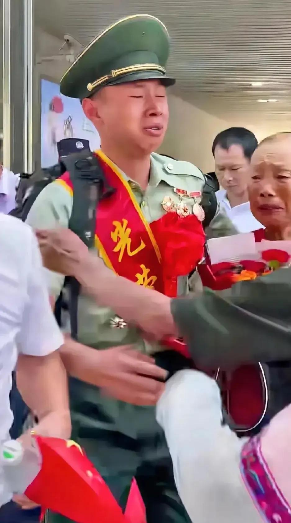 “上人民日报了！”广西柳州，男子当兵12年退役回家，没想到，父母已早早在车站等他