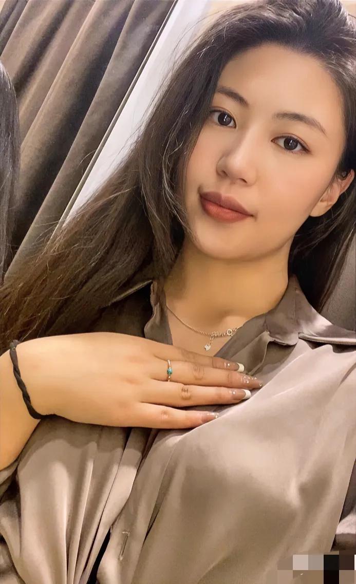 很多女人都有一种被征服的快感，这也是她们本性使然。

很多女人喜欢霸道总裁式的男