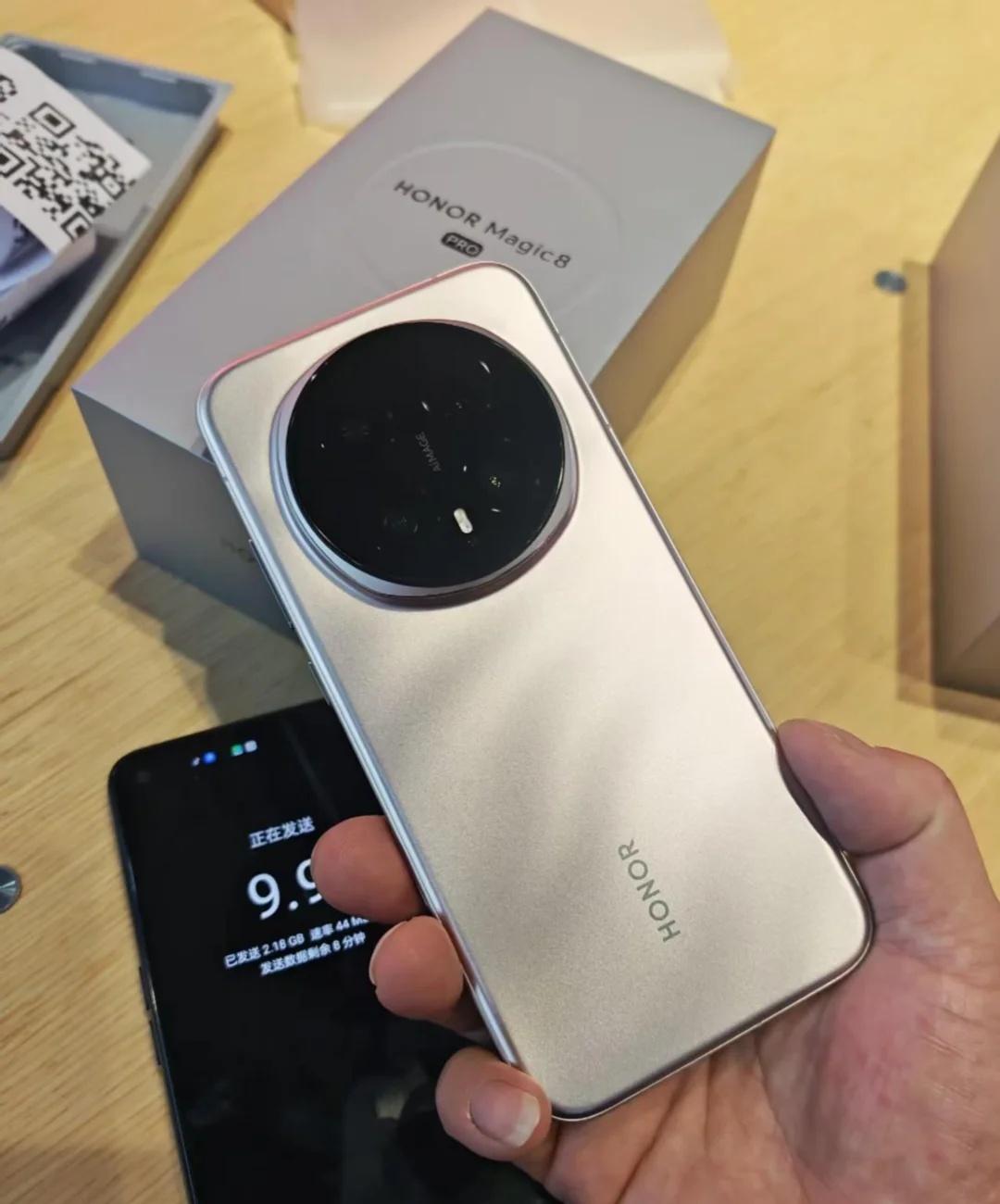 荣耀Magic8，你选对了？
荣耀RobotPhone 荣耀Magic9