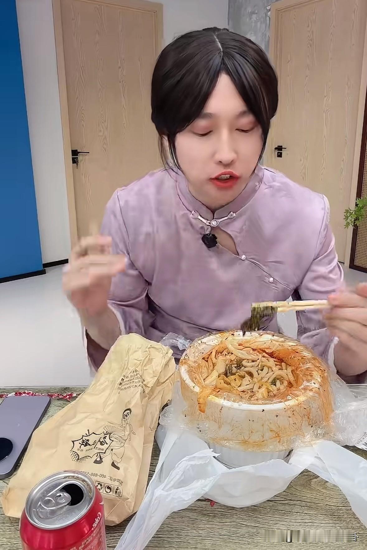 还是大网红有远见，还好他没收刘文祥广告费，要不然也塌房了。

周小闹拍短视频，其