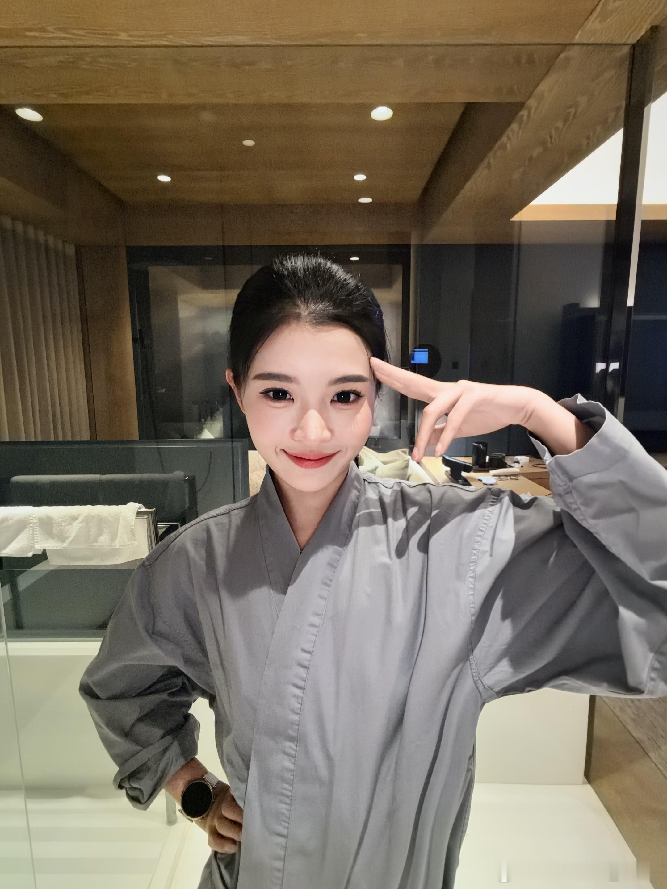 [笑cry]这个酒店的浴袍我穿上好搞笑……[月亮]晚安啦 ​​​