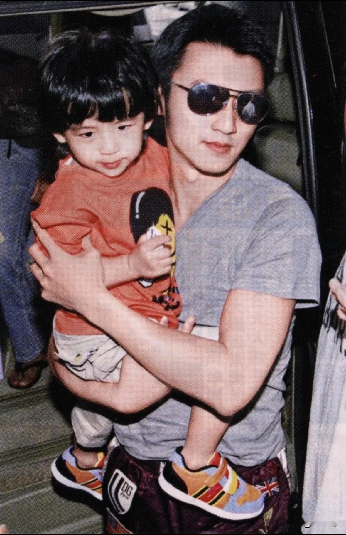 首先说明，我没有要挑拨谢霆锋父子关系的意思！
但真心觉得谢霆锋还是比较疼爱大儿子