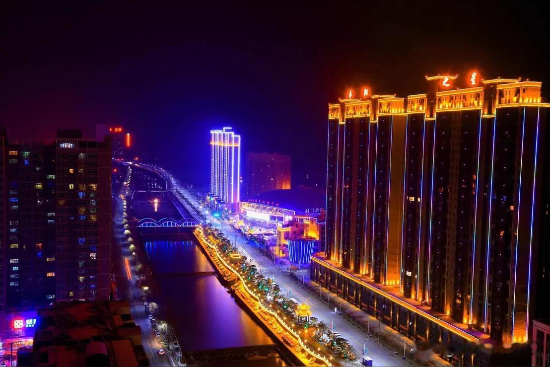 静夜思
秋虫夜访常鸣，幽梦起澜不惊。
何事吵闹乱哄哄？把酒对长歌，任他雨加风！