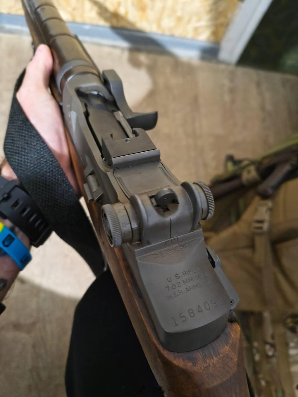 乌克兰军队后勤部队装备的一支美制M14自动步枪。这来自上世纪六十年代的老家伙还能