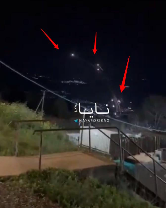 以色列防空部队正试图拦截从黎巴嫩向以色列北部梅图拉地区发射的火箭弹。