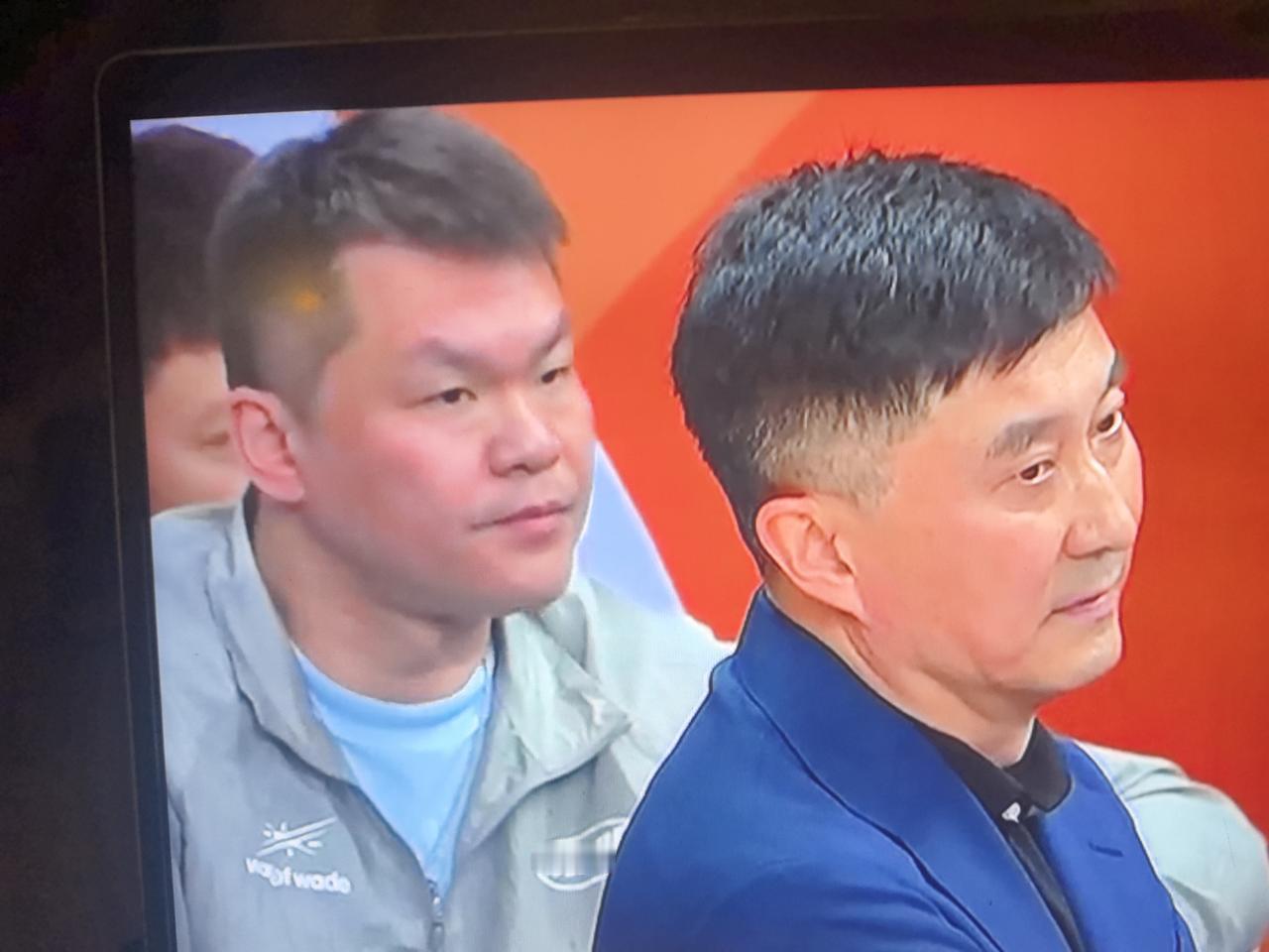 朱八:这是怎么了？逮谁都输…
杜九:见鬼了…
朱八:谁是鬼？
杜九:…
朱八:你