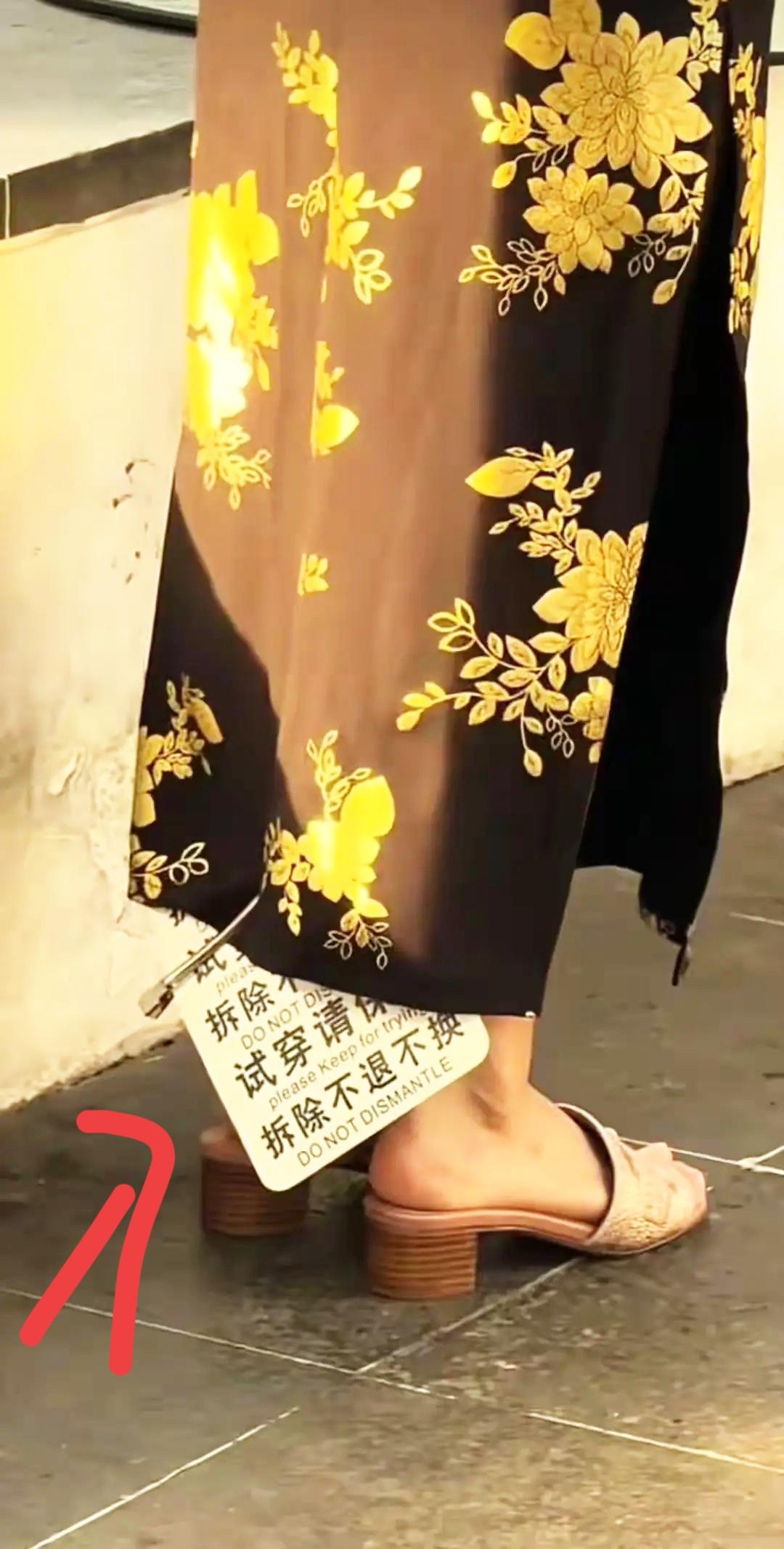 如今街头穿搭乱象真的越看越让人无语，上海这位旗袍女子的举动，实实在在丢尽了体面。