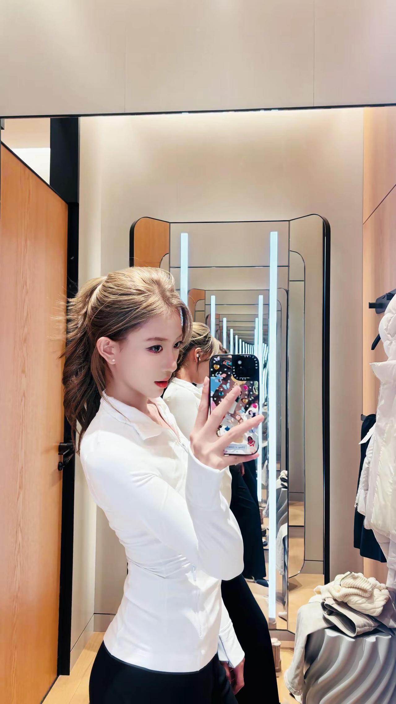 三分清纯 三分艳丽 三分妩媚和一分可爱构成了我这个十分完美的女人哇～