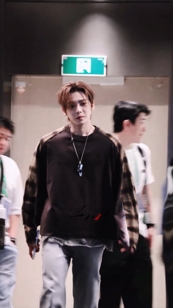 侯明昊切回歌手模式侯明昊私服帅成啥了侯明昊私服帅成啥了 