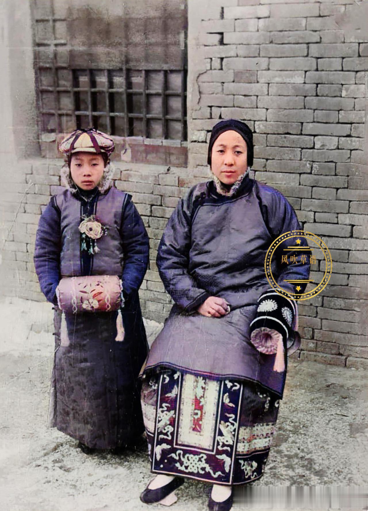 一张清末时期拍摄的老照片。拍摄时间在1895年前后。

这是一对颜值颇高的满族母